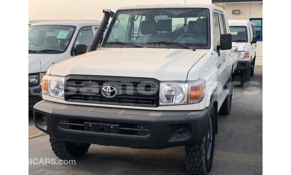 Acheter Import Voiture Toyota Land Cruiser Blanc à Import - Dubai, A'ana Acheter Import Voiture Toyota Land Cruiser Blanc à Import - Dubai, A'ana