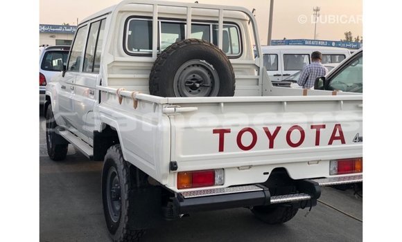 Acheter Import Voiture Toyota Land Cruiser Blanc à Import - Dubai, A'ana Acheter Import Voiture Toyota Land Cruiser Blanc à Import - Dubai, A'ana