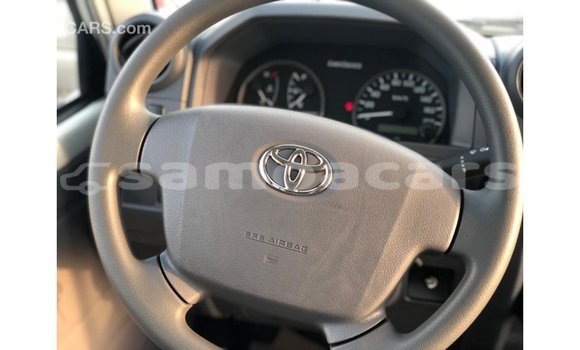 Acheter Import Voiture Toyota Land Cruiser Blanc à Import - Dubai, A'ana Acheter Import Voiture Toyota Land Cruiser Blanc à Import - Dubai, A'ana