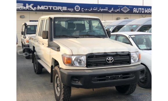 Acheter Import Voiture Toyota Land Cruiser Blanc à Import - Dubai, A'ana Acheter Import Voiture Toyota Land Cruiser Blanc à Import - Dubai, A'ana