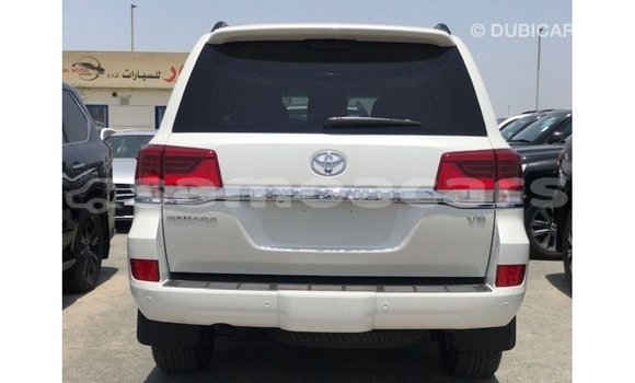 Acheter Import Voiture Toyota Land Cruiser Blanc à Import - Dubai, A'ana Acheter Import Voiture Toyota Land Cruiser Blanc à Import - Dubai, A'ana