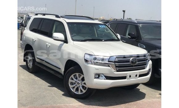 Acheter Import Voiture Toyota Land Cruiser Blanc à Import - Dubai, A'ana Acheter Import Voiture Toyota Land Cruiser Blanc à Import - Dubai, A'ana