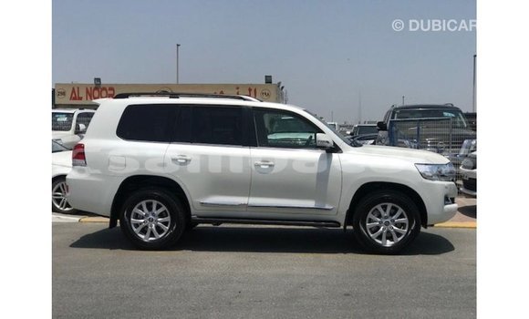 Acheter Import Voiture Toyota Land Cruiser Blanc à Import - Dubai, A'ana Acheter Import Voiture Toyota Land Cruiser Blanc à Import - Dubai, A'ana