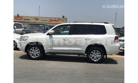 Acheter Import Voiture Toyota Land Cruiser Blanc à Import - Dubai, A'ana Acheter Import Voiture Toyota Land Cruiser Blanc à Import - Dubai, A'ana