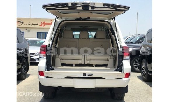 Acheter Import Voiture Toyota Land Cruiser Blanc à Import - Dubai, A'ana Acheter Import Voiture Toyota Land Cruiser Blanc à Import - Dubai, A'ana