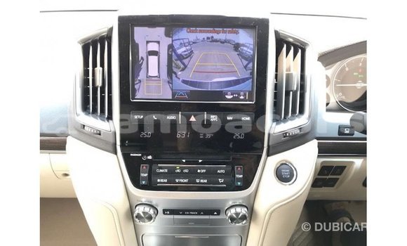 Acheter Import Voiture Toyota Land Cruiser Blanc à Import - Dubai, A'ana Acheter Import Voiture Toyota Land Cruiser Blanc à Import - Dubai, A'ana