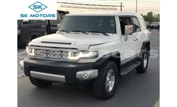 Acheter Import Voiture Toyota FJ Cruiser Blanc à Import - Dubai, A'ana Acheter Import Voiture Toyota FJ Cruiser Blanc à Import - Dubai, A'ana