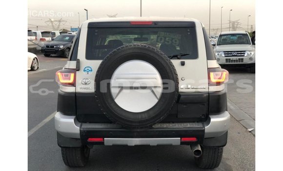 Acheter Import Voiture Toyota FJ Cruiser Blanc à Import - Dubai, A'ana Acheter Import Voiture Toyota FJ Cruiser Blanc à Import - Dubai, A'ana