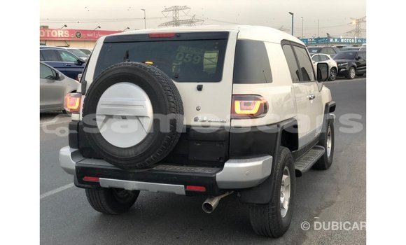 Acheter Import Voiture Toyota FJ Cruiser Blanc à Import - Dubai, A'ana Acheter Import Voiture Toyota FJ Cruiser Blanc à Import - Dubai, A'ana