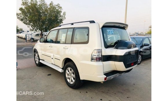 Acheter Import Voiture Mitsubishi Pajero Blanc à Import - Dubai, A'ana Acheter Import Voiture Mitsubishi Pajero Blanc à Import - Dubai, A'ana