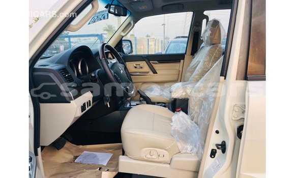 Acheter Import Voiture Mitsubishi Pajero Blanc à Import - Dubai, A'ana Acheter Import Voiture Mitsubishi Pajero Blanc à Import - Dubai, A'ana