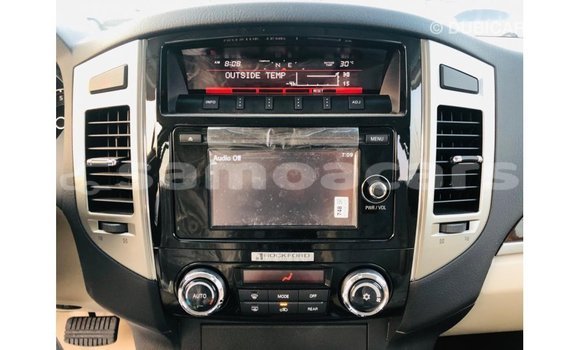 Acheter Import Voiture Mitsubishi Pajero Blanc à Import - Dubai, A'ana Acheter Import Voiture Mitsubishi Pajero Blanc à Import - Dubai, A'ana