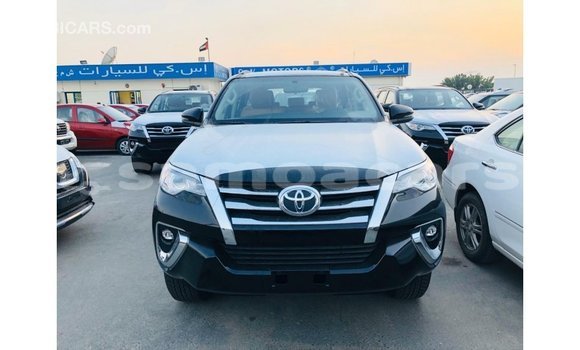 Acheter Import Voiture Toyota Fortuner Noir à Import - Dubai, A'ana Acheter Import Voiture Toyota Fortuner Noir à Import - Dubai, A'ana