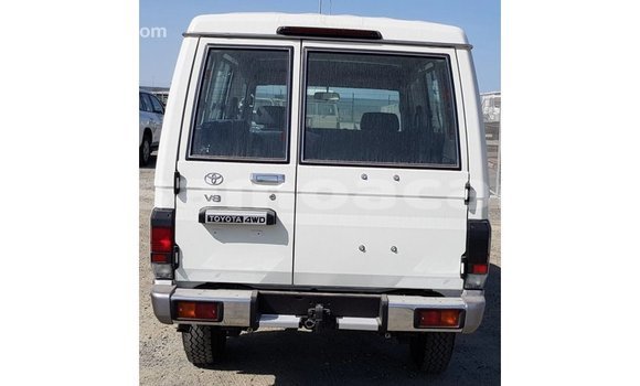 Acheter Import Voiture Toyota Land Cruiser Blanc à Import - Dubai, A'ana Acheter Import Voiture Toyota Land Cruiser Blanc à Import - Dubai, A'ana