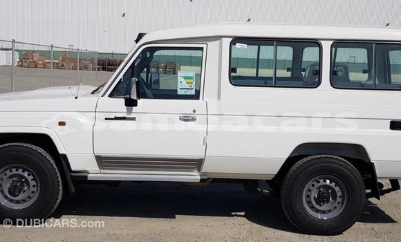 Acheter Import Voiture Toyota Land Cruiser Blanc à Import - Dubai, A'ana Acheter Import Voiture Toyota Land Cruiser Blanc à Import - Dubai, A'ana