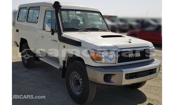 Acheter Import Voiture Toyota Land Cruiser Blanc à Import - Dubai, A'ana Acheter Import Voiture Toyota Land Cruiser Blanc à Import - Dubai, A'ana