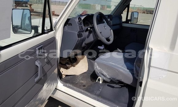 Acheter Import Voiture Toyota Land Cruiser Blanc à Import - Dubai, A'ana Acheter Import Voiture Toyota Land Cruiser Blanc à Import - Dubai, A'ana