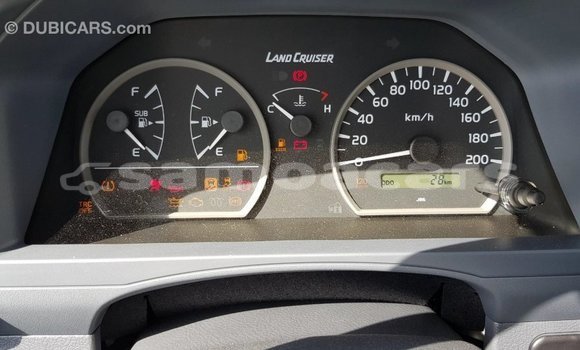 Acheter Import Voiture Toyota Land Cruiser Blanc à Import - Dubai, A'ana Acheter Import Voiture Toyota Land Cruiser Blanc à Import - Dubai, A'ana