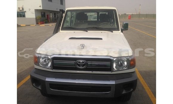 Acheter Import Voiture Toyota Land Cruiser Blanc à Import - Dubai, A'ana Acheter Import Voiture Toyota Land Cruiser Blanc à Import - Dubai, A'ana