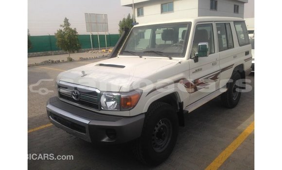 Acheter Import Voiture Toyota Land Cruiser Blanc à Import - Dubai, A'ana Acheter Import Voiture Toyota Land Cruiser Blanc à Import - Dubai, A'ana