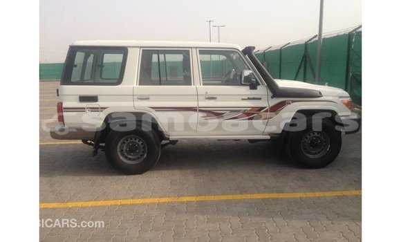 Acheter Import Voiture Toyota Land Cruiser Blanc à Import - Dubai, A'ana Acheter Import Voiture Toyota Land Cruiser Blanc à Import - Dubai, A'ana