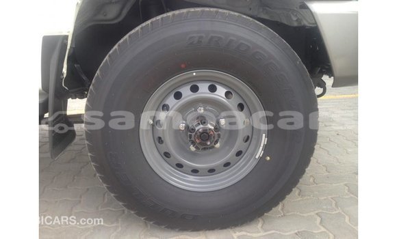 Acheter Import Voiture Toyota Land Cruiser Blanc à Import - Dubai, A'ana Acheter Import Voiture Toyota Land Cruiser Blanc à Import - Dubai, A'ana