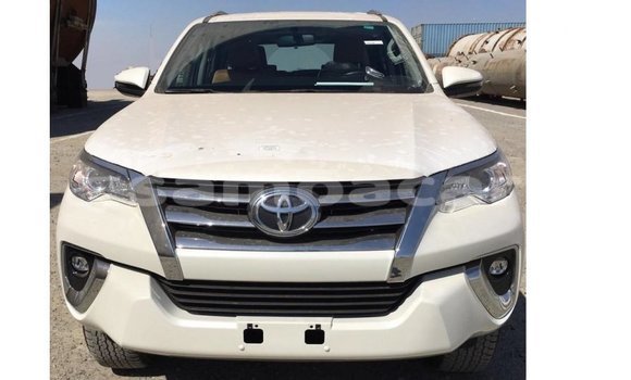 Acheter Import Voiture Toyota Fortuner Blanc à Import - Dubai, A'ana Acheter Import Voiture Toyota Fortuner Blanc à Import - Dubai, A'ana