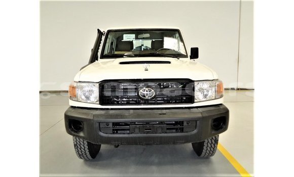 Acheter Import Voiture Toyota Land Cruiser Blanc à Import - Dubai, A'ana Acheter Import Voiture Toyota Land Cruiser Blanc à Import - Dubai, A'ana