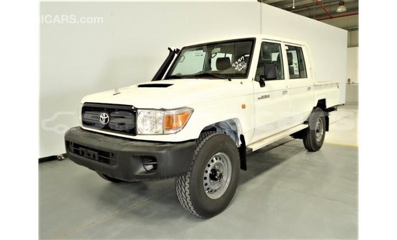 Acheter Import Voiture Toyota Land Cruiser Blanc à Import - Dubai, A'ana Acheter Import Voiture Toyota Land Cruiser Blanc à Import - Dubai, A'ana
