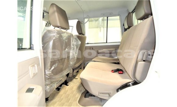 Acheter Import Voiture Toyota Land Cruiser Blanc à Import - Dubai, A'ana Acheter Import Voiture Toyota Land Cruiser Blanc à Import - Dubai, A'ana