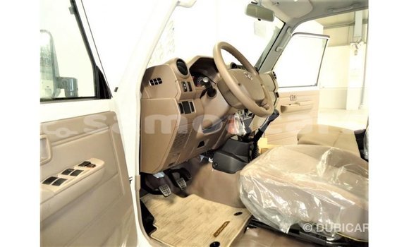 Acheter Import Voiture Toyota Land Cruiser Blanc à Import - Dubai, A'ana Acheter Import Voiture Toyota Land Cruiser Blanc à Import - Dubai, A'ana