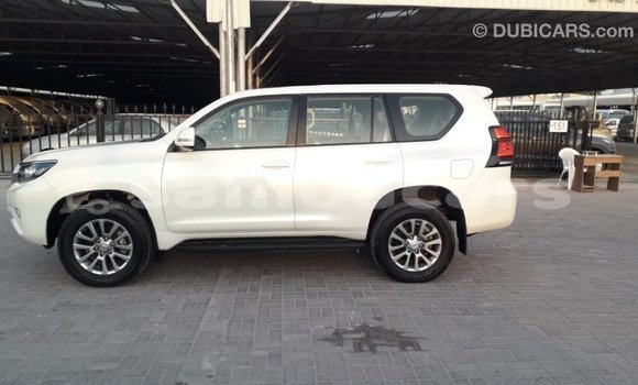 Acheter Import Voiture Toyota Prado Blanc à Import - Dubai, A'ana Acheter Import Voiture Toyota Prado Blanc à Import - Dubai, A'ana