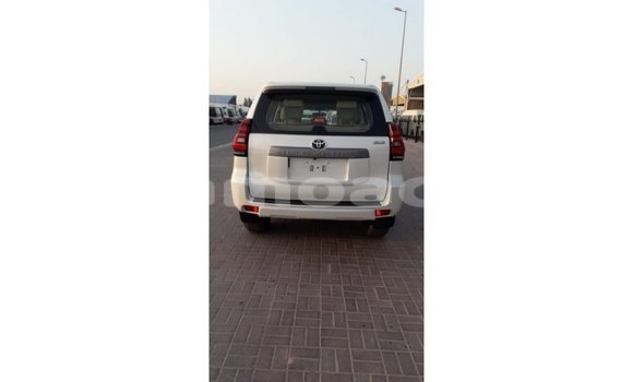 Acheter Import Voiture Toyota Prado Blanc à Import - Dubai, A'ana Acheter Import Voiture Toyota Prado Blanc à Import - Dubai, A'ana