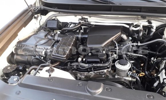 Acheter Import Voiture Toyota Prado Blanc à Import - Dubai, A'ana Acheter Import Voiture Toyota Prado Blanc à Import - Dubai, A'ana