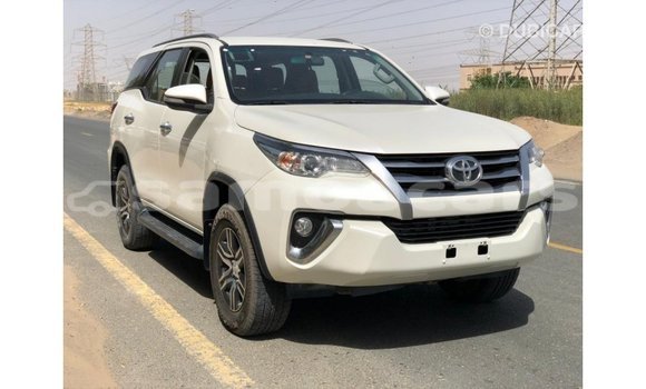 Acheter Import Voiture Toyota Fortuner Blanc à Import - Dubai, A'ana Acheter Import Voiture Toyota Fortuner Blanc à Import - Dubai, A'ana