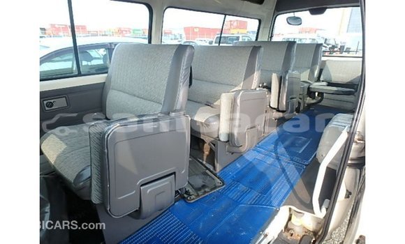 Acheter Import Voiture Nissan Caravan Blanc à Import - Dubai, A'ana Acheter Import Voiture Nissan Caravan Blanc à Import - Dubai, A'ana