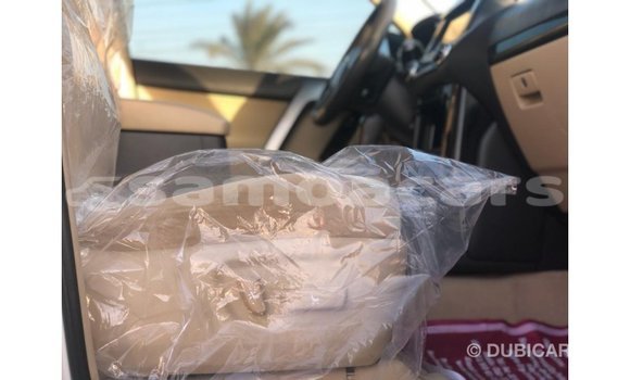 Acheter Import Voiture Toyota Prado Blanc à Import - Dubai, A'ana Acheter Import Voiture Toyota Prado Blanc à Import - Dubai, A'ana
