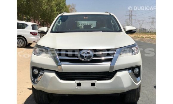 Acheter Import Voiture Toyota Fortuner Blanc à Import - Dubai, A'ana Acheter Import Voiture Toyota Fortuner Blanc à Import - Dubai, A'ana