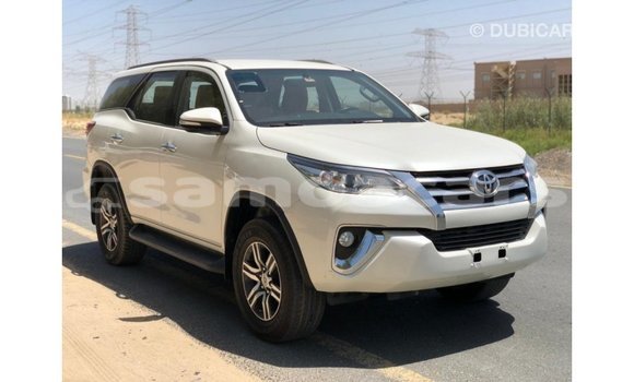 Acheter Import Voiture Toyota Fortuner Blanc à Import - Dubai, A'ana Acheter Import Voiture Toyota Fortuner Blanc à Import - Dubai, A'ana
