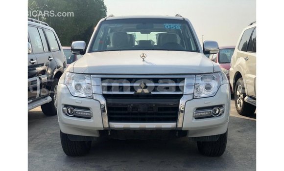 Acheter Import Voiture Mitsubishi Pajero Noir à Import - Dubai, A'ana Acheter Import Voiture Mitsubishi Pajero Noir à Import - Dubai, A'ana
