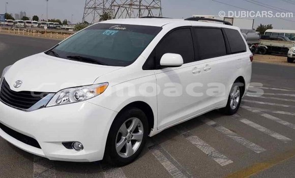 Acheter Import Voiture Toyota Sienna Blanc à Import - Dubai, A'ana Acheter Import Voiture Toyota Sienna Blanc à Import - Dubai, A'ana