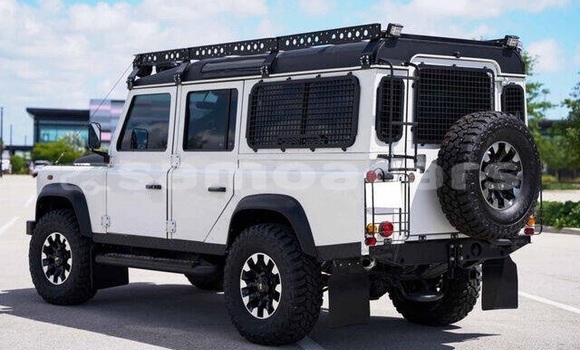 Buy Used Land Rover Defender White Car in Apia in Tuamasaga Buy Used Land Rover Defender White Car in Apia in Tuamasaga