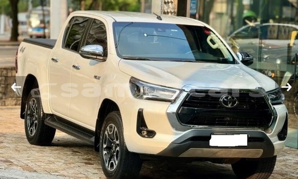 Buy Used Toyota Hilux White Car in Apia in Tuamasaga