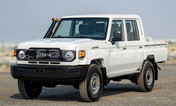 Buy Used Toyota Land Cruiser White Car in Apia in Tuamasaga