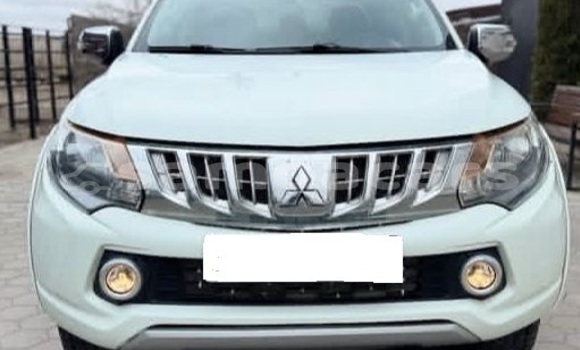 Buy Used Mitsubishi L200 White Car in Apia in Tuamasaga