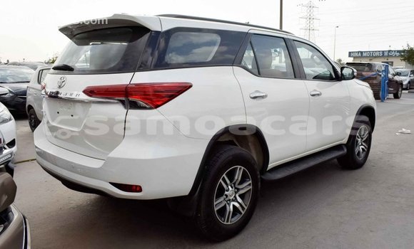 Acheter Import Voiture Toyota Fortuner Blanc à Import - Dubai, A'ana Acheter Import Voiture Toyota Fortuner Blanc à Import - Dubai, A'ana