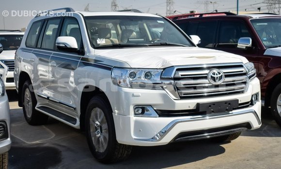Acheter Import Voiture Toyota Land Cruiser Blanc à Import - Dubai, A'ana Acheter Import Voiture Toyota Land Cruiser Blanc à Import - Dubai, A'ana