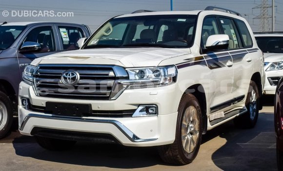 Acheter Import Voiture Toyota Land Cruiser Blanc à Import - Dubai, A'ana Acheter Import Voiture Toyota Land Cruiser Blanc à Import - Dubai, A'ana