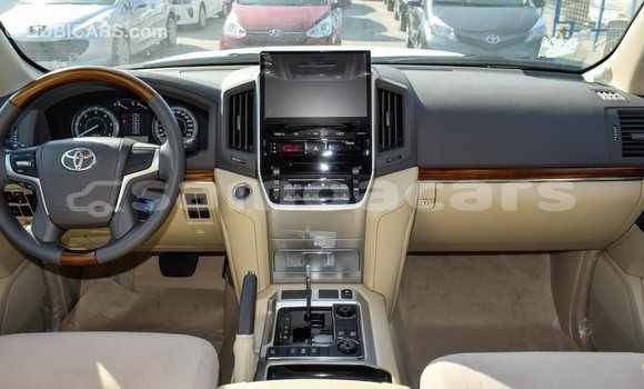 Acheter Import Voiture Toyota Land Cruiser Blanc à Import - Dubai, A'ana Acheter Import Voiture Toyota Land Cruiser Blanc à Import - Dubai, A'ana