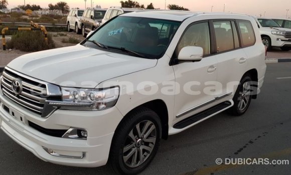 Acheter Import Voiture Toyota Land Cruiser Blanc à Import - Dubai, A'ana Acheter Import Voiture Toyota Land Cruiser Blanc à Import - Dubai, A'ana